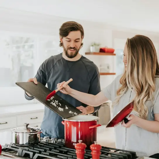 Preparo artesanal de alimentos em uma cozinha